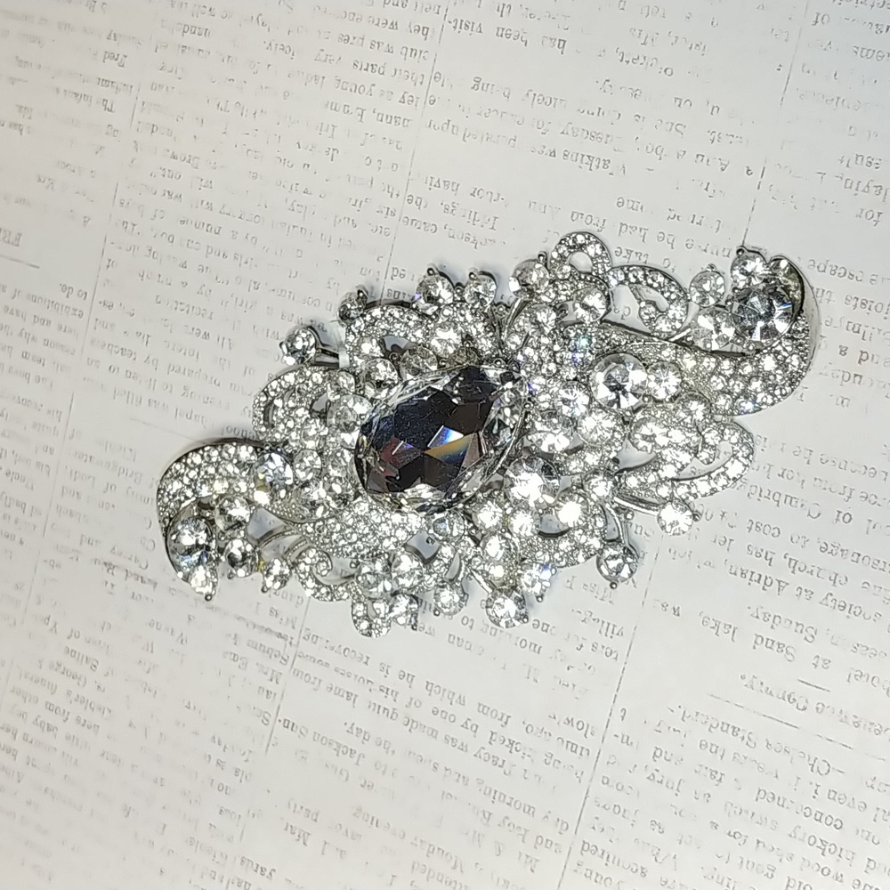 Gorgeous large crystal brooch NWT